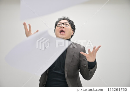 A man who throws a document 123261760