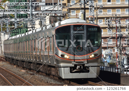 大阪環狀線323系列抵達大正站 123261766