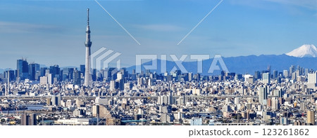 「東京」藍天與東京晴空塔城市景觀 123261862