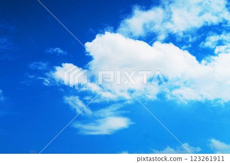 藍天和白色雲彩風景 123261911