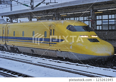 Tokaido Shinkansen Odawara JR West 923 type 3000 series T5 formation (Hakata) Doctor Yellow Tokaido Shinkansen Odawara JR West 923 type 3000 series T5 formation (Hakata) Doctor Yellow 123261945