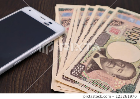 智慧型手機和新版 10,000 日元紙幣 123261970