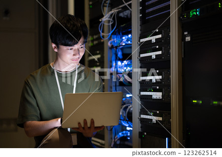 一名年輕工程師正在進行伺服器維護。 123262514
