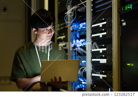一名年輕工程師正在進行伺服器維護。 123262517