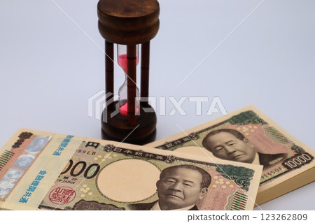 沙漏和一疊鈔票 123262809