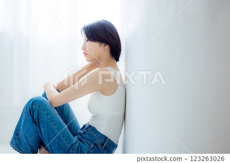 一位表情悲傷的女人的肖像 123263026