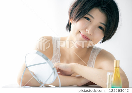 一位化妝的年輕女士 123263042