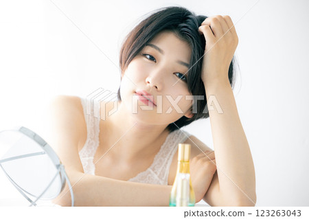 A young lady who makes a makeup 123263043