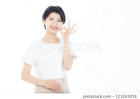 Female nurse to guide Female nurse to guide 123263058