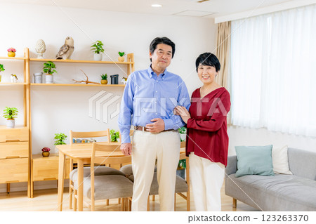 客廳裡的老年夫婦 123263370