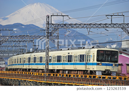 小田急小田原線、新松田澀澤、小田急8000系列、8057號列車 123263539