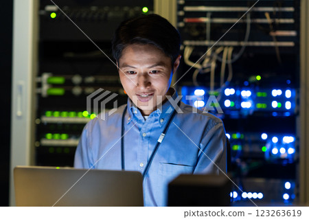 工程師們在資料中心工作。 123263619