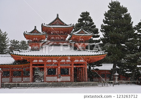 惣龍路、東迴廊和暴風雪（平安神宮） 123263712