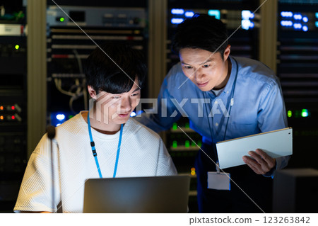 工程師們在資料中心工作。 123263842