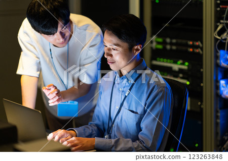 工程師們在資料中心工作。 工程師們在資料中心工作。 123263848