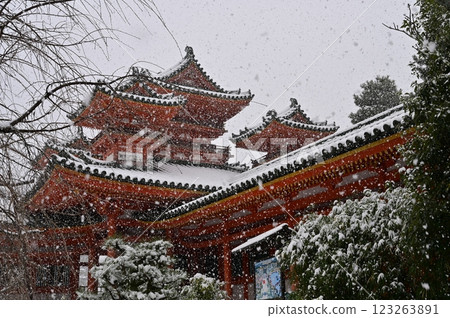 Byakko-ro, Nishi-horo and blizzard seen from the shrine gardens (Heian Shrine) Byakko-ro, Nishi-horo and blizzard seen from the shrine gardens (Heian Shrine) 123263891