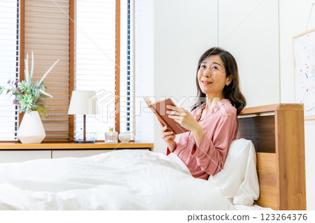 一個女人在床上看書 123264376