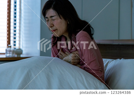 身體狀況不佳 老年婦女 123264386