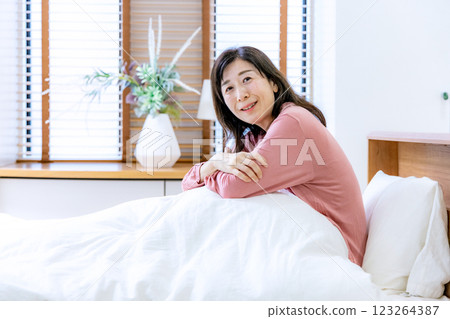 50 多歲的女人在床上 123264387