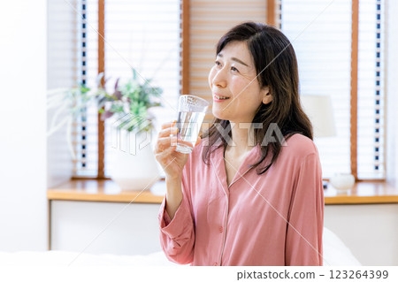 A woman with a cup 123264399