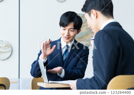 從事銷售工作的年輕商人。 123264400