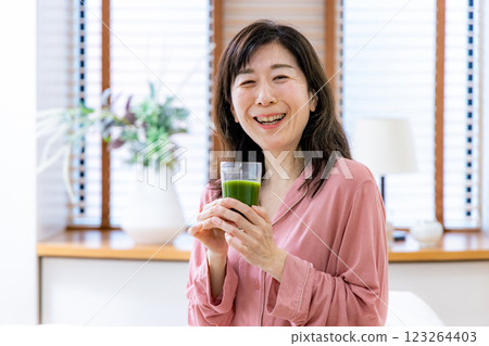 Senior women with blue juice 123264403