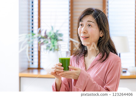 資深婦女用藍色汁液 123264406