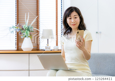 一個女人使用電腦 123264411