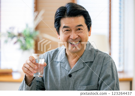 保濕的高級男士 123264437