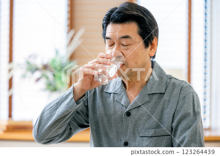 保濕的高級男士 123264439