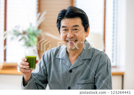 喝綠汁的老人 123264441