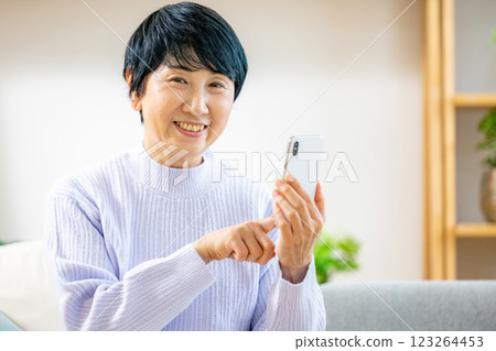 使用智能手機的高級女性 123264453