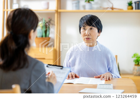 接受銷售的高級婦女 123264459