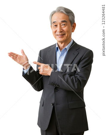 微笑的老人指著某件事 123264481