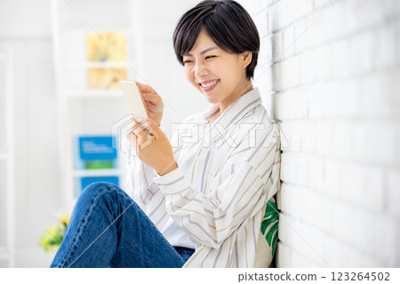 操作智能手機的女人 123264502