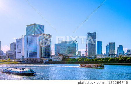 日本東京城市景觀的新景觀。卑彌呼、龍馬、橘丸、竹芝、濱松町等水上巴士......背景為東京鐵塔和麻布台 123264746