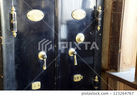 Old safe 123264767