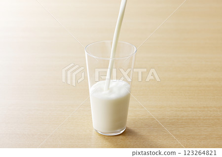 牛奶倒入玻璃杯 123264821