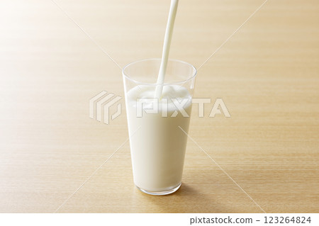 牛奶倒入玻璃杯 牛奶倒入玻璃杯 123264824
