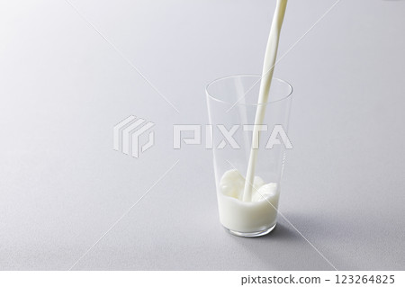 牛奶倒入玻璃杯 牛奶倒入玻璃杯 123264825