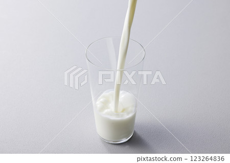 牛奶倒入玻璃杯 牛奶倒入玻璃杯 123264836