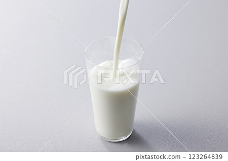 牛奶倒入玻璃杯 牛奶倒入玻璃杯 123264839
