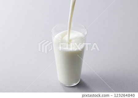 牛奶倒入玻璃杯 123264840