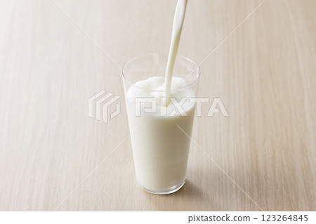 牛奶倒入玻璃杯 123264845