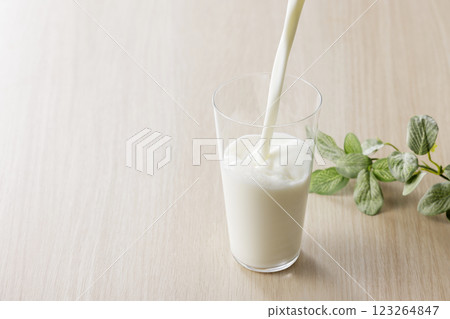 牛奶倒入玻璃杯 123264847