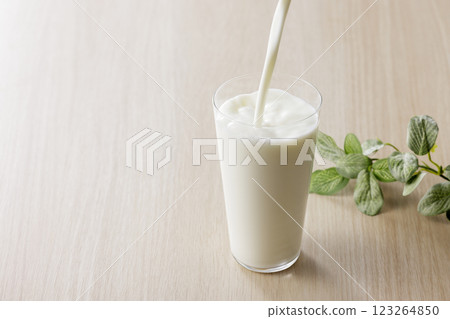 牛奶倒入玻璃杯 123264850