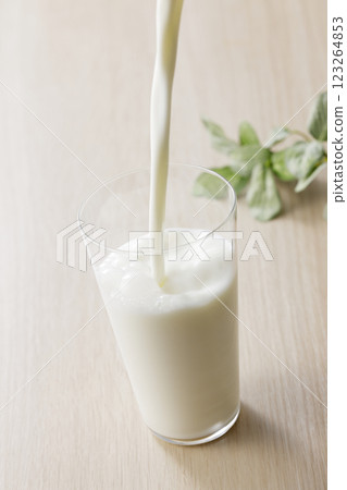 牛奶倒入玻璃杯 牛奶倒入玻璃杯 123264853
