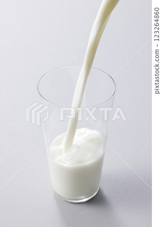 牛奶倒入玻璃杯 123264860