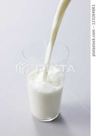 牛奶倒入玻璃杯 123264861