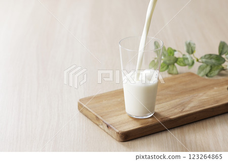 牛奶倒入玻璃杯 牛奶倒入玻璃杯 123264865